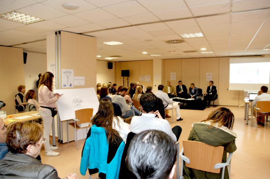 Asamblea de Distrito Urbanizaciones -Panorámica de la sala con la mesa de los representantes municipales y parte de los vecinos.