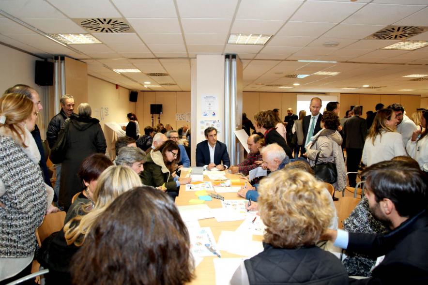 Asamblea de Distrito Urbanizaciones -Primer plano de Aitor Retolaza, responsable municipal del distrito urbanizaciones, con los vecinos.