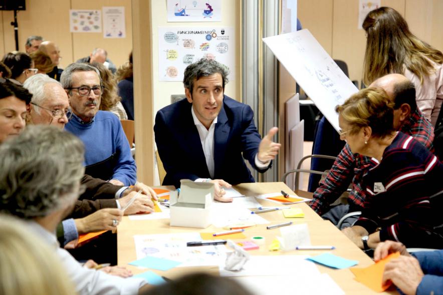 Asamblea de Distrito Urbanizaciones - Primer plano de Aitor Retolaza, responsable municipal del distrito urbanizaciones, con los vecinos.