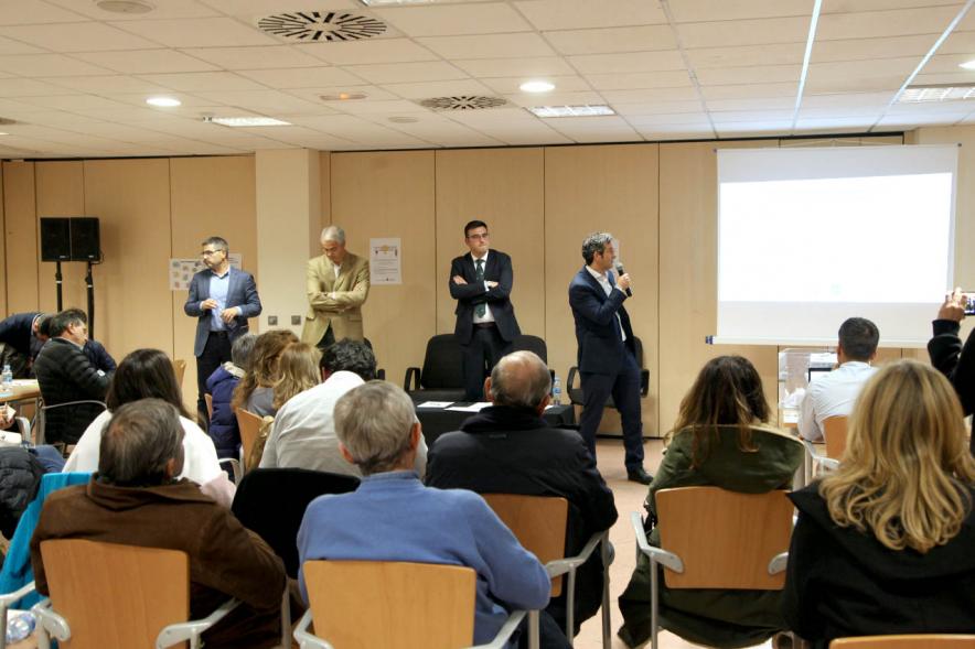 Asamblea de Distrito Urbanizaciones - Imagen central de Aitor Retolaza con el micrófono junto al vice alcalde Arranz, el alcalde Sánchez Acera y José María Tovar, responsable del distrito  norte.