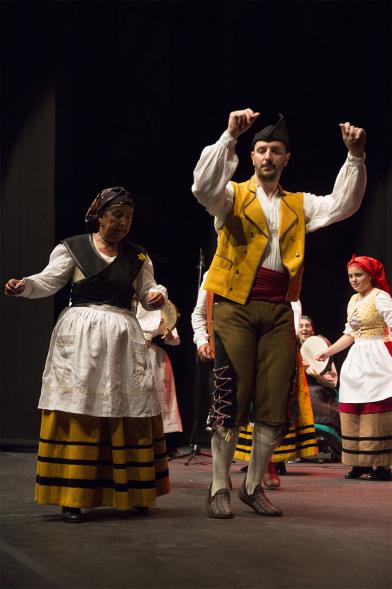 Día de Asturias. Fiesta de la Santina - Dos bailarines en el escenario.
