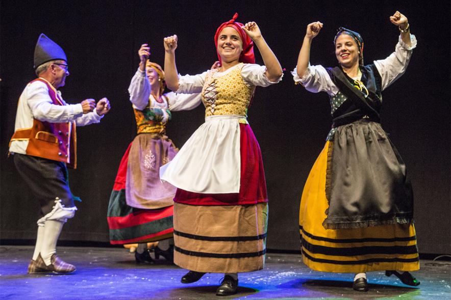 Día de Asturias. Fiesta de la Santina - Bailarinas  folclore asturiano.