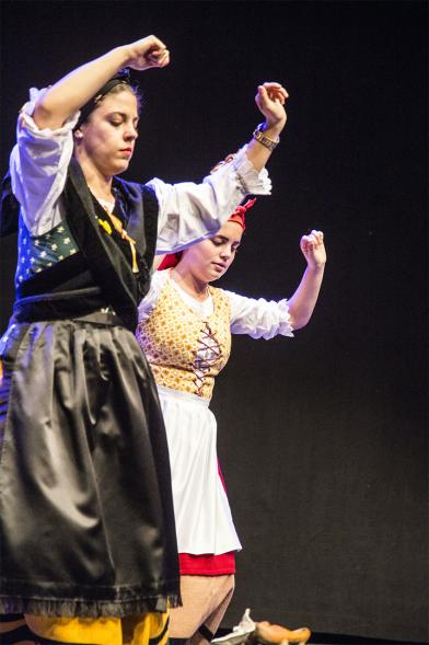 Día de Asturias. Fiesta de la Santina - Dos danzantes típicas asturianas.