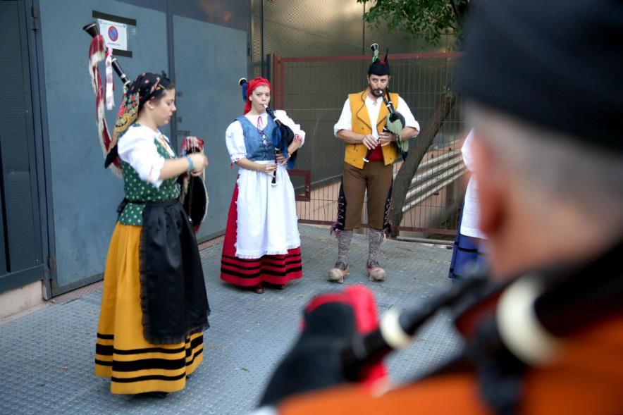 Día de Asturies - Fiesta de la Santina 2018 -   Plano general del grupo de gaitas en círculo.