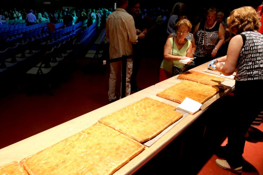 Día de Asturies - Fiesta de la Santina 2018 - Primer plano del reparto de la empanada.