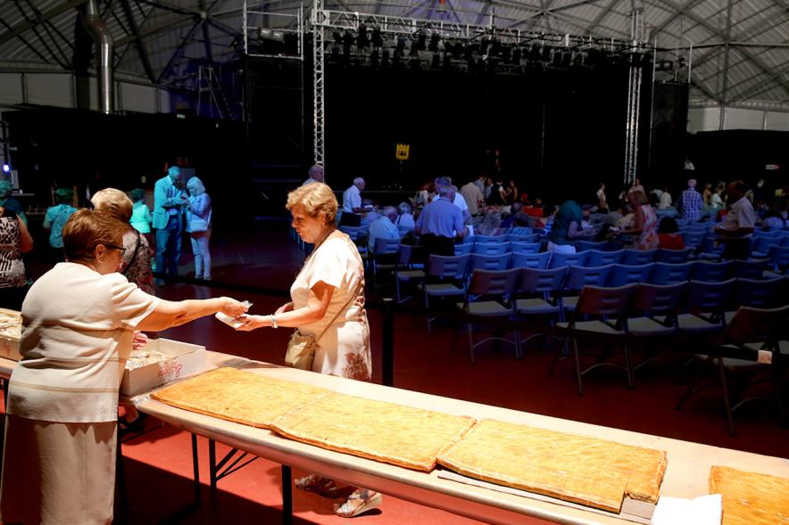 Día de Asturies - Fiesta de la Santina 2018 - Imagen general del reparto de la empanada y la zona de asientos de  la sala.