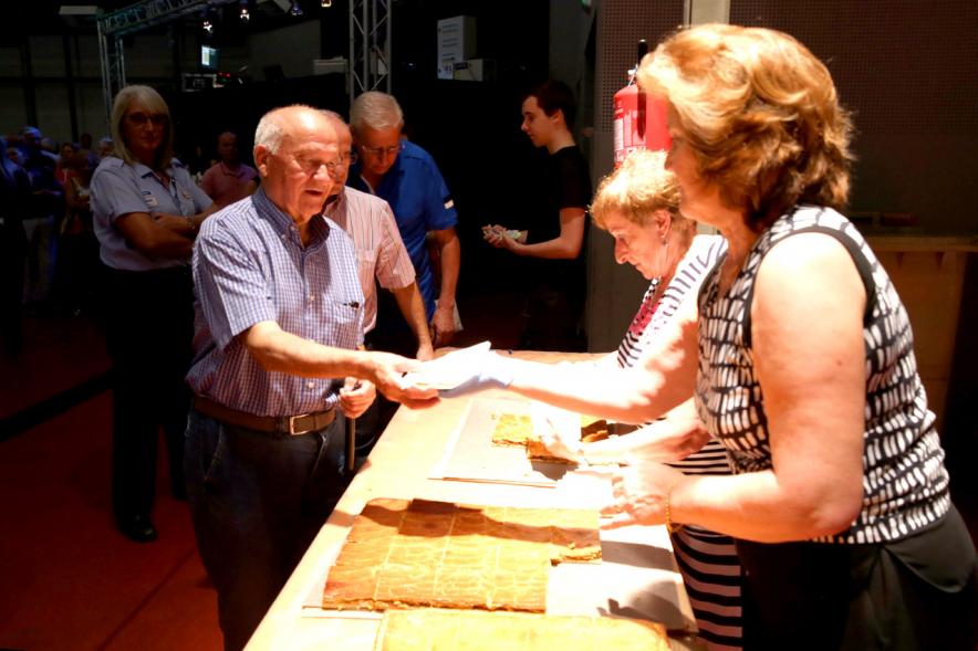 Día de Asturies - Fiesta de la Santina 2018 - Imagen del reparto de empanada a los asistentes a la celebración.