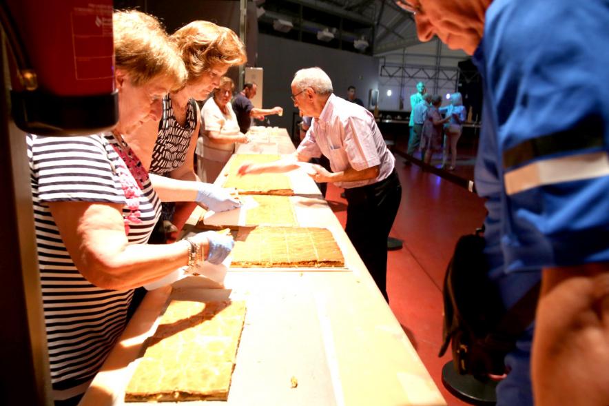 Día de Asturies - Fiesta de la Santina 2018 - Imagen de la preparación y reparto de la empanada.