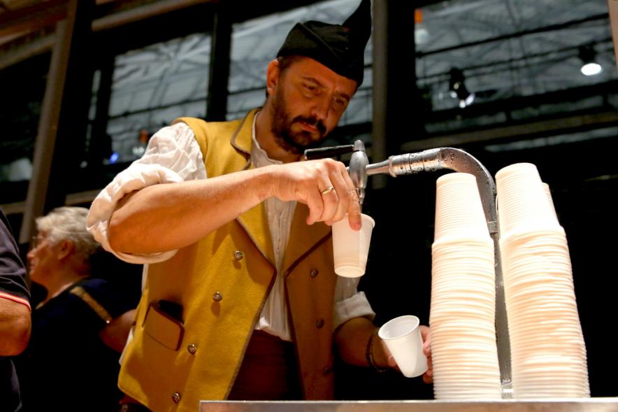 Día de Asturies - Fiesta de la Santina 2018 - Primer plano de un asturiano escanciando sidra.