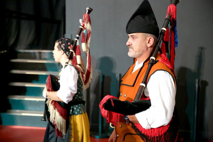 Día de Asturies - Fiesta de la Santina 2018 - Posado de dos gaiteros.