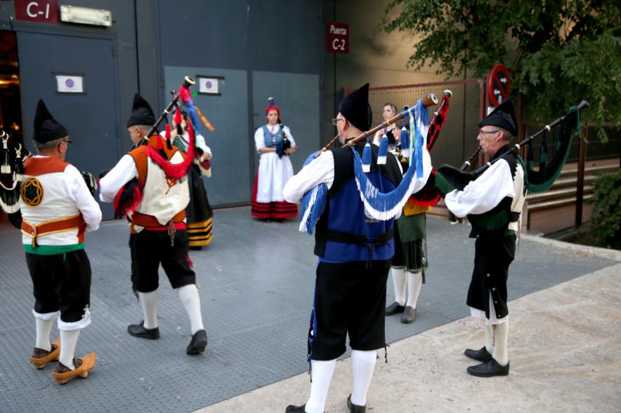 Día de Asturies - Fiesta de la Santina 2018 - Imagen trasera del grupo de gaitas.