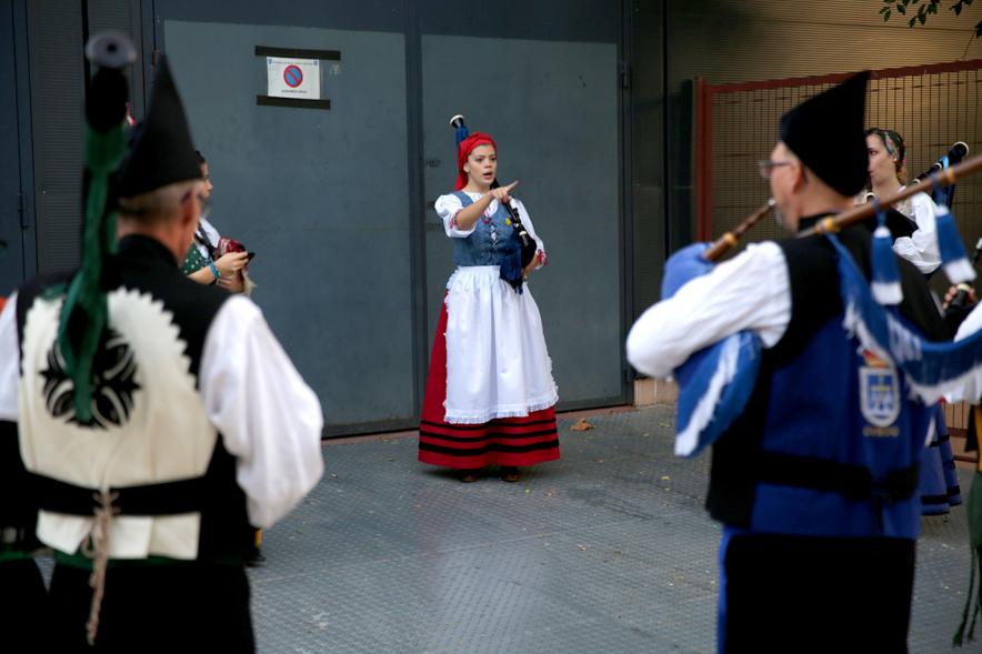 Día de Asturies - Fiesta de la Santina 2018 - Plano general del grupo de gaitas en círculo.