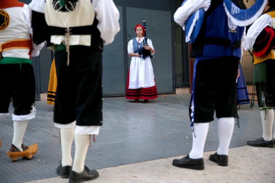 Día de Asturies - Fiesta de la Santina 2018 - Primer plano de la mitad de la vestimenta tradicional asturiana de los gaiteros.