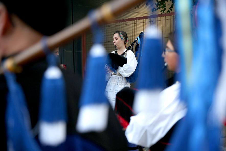 Día de Asturies - Fiesta de la Santina 2018 - Imagen parcial de una gaitera  a través de los  hilos de adorno de la gaita.