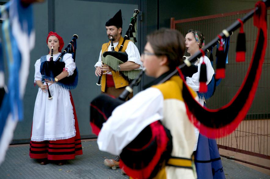 Día de Asturies - Fiesta de la Santina 2018 -  Plano general del grupo de gaitas en círculo.