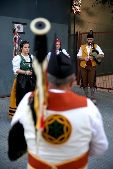 Día de Asturies - Fiesta de la Santina 2018 - - Plano general del grupo de gaitas en círculo.