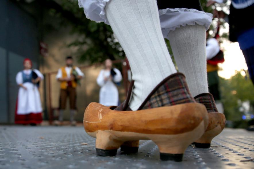 Día de Asturies - Fiesta de la Santina 2018 - Imagen parcial de las madreñas de los gaiteros. 