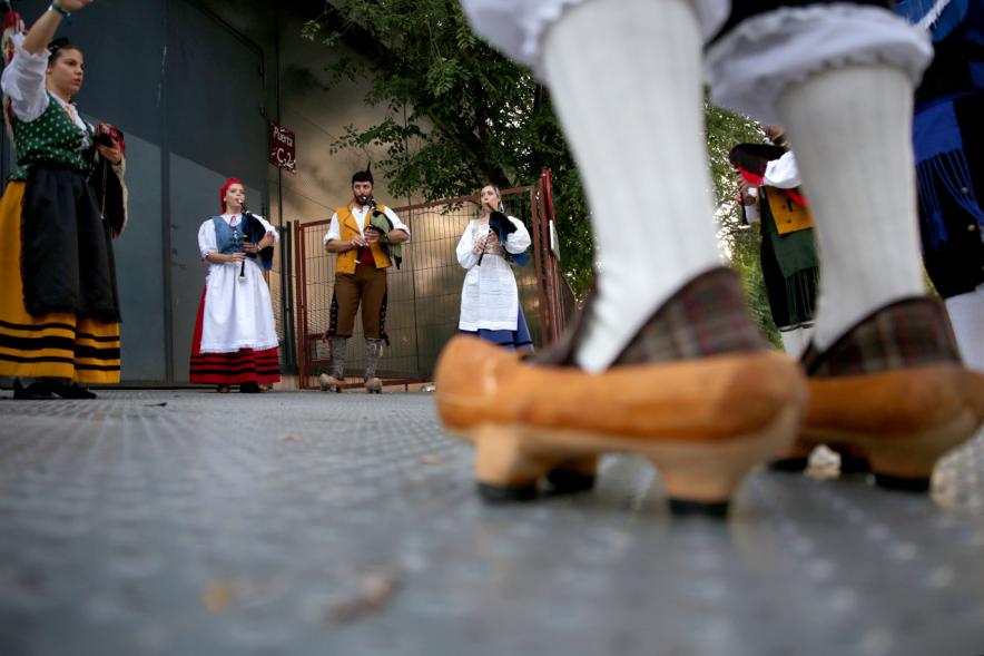 Día de Asturies - Fiesta de la Santina 2018 - Imagen parcial de las madreñas de los gaiteros. 