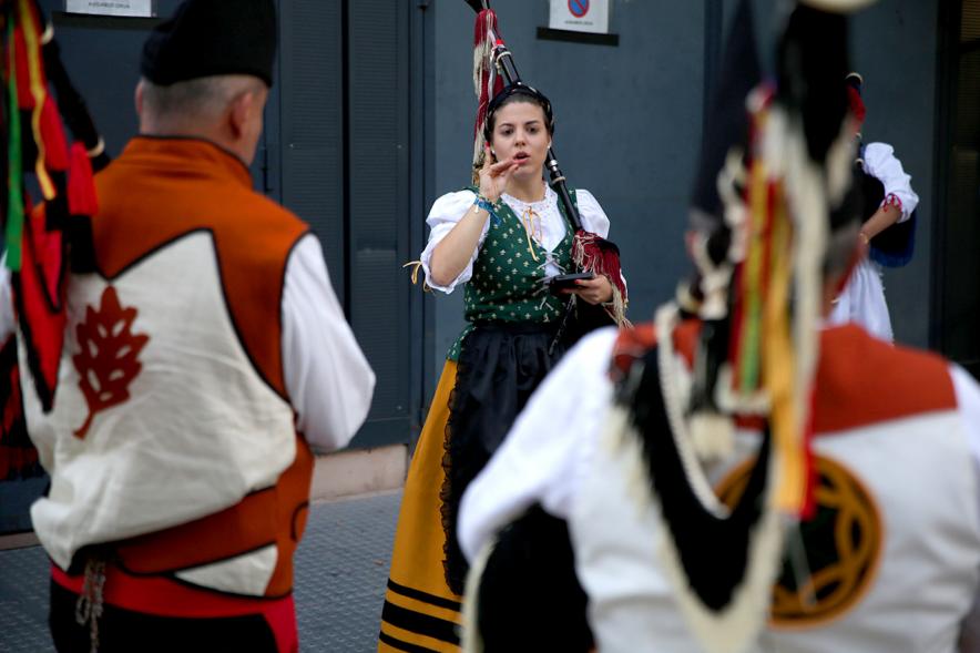 Día de Asturies - Fiesta de la Santina 2018 - Primer plano de una asturiana con el traje regional.