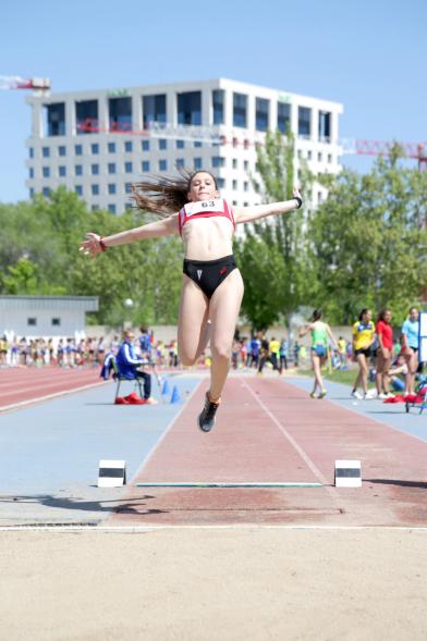 XVIII Trofeo de Atletismo Colegio Base - Imagen de una joven en salto de longitud.
