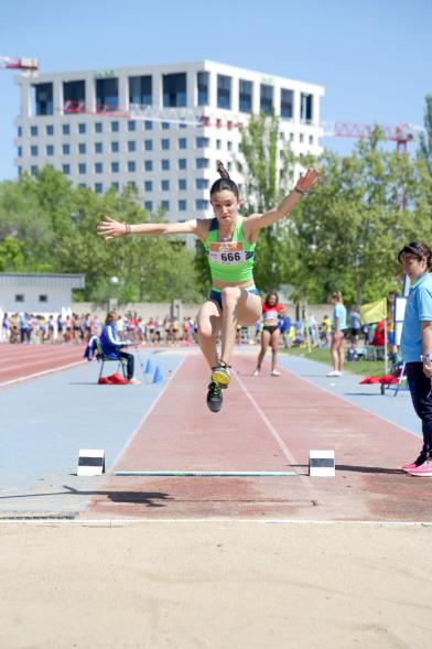 XVIII Trofeo de Atletismo Colegio Base - Imagen de una joven en el salto de longitud.
