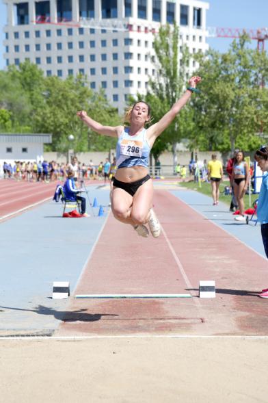 XVIII Trofeo de Atletismo Colegio Base - Imagen de una joven en salto de longitud.