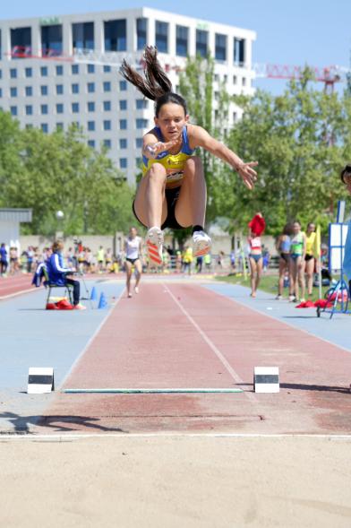 XVIII Trofeo de Atletismo Colegio Base - Imagen de una joven en salto de longitud.