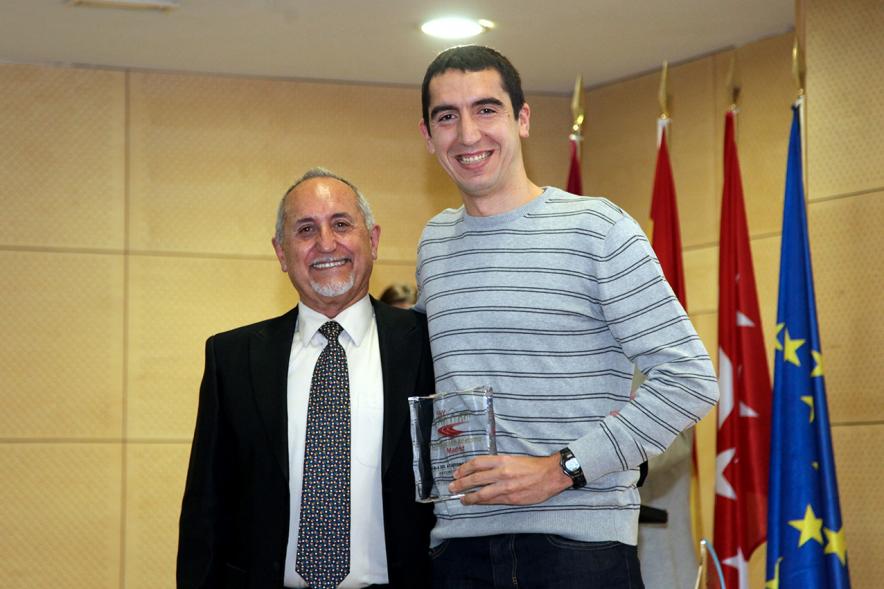 Gala del Atletismo Madrileño -  Primer plano del presentador y un galardonado.