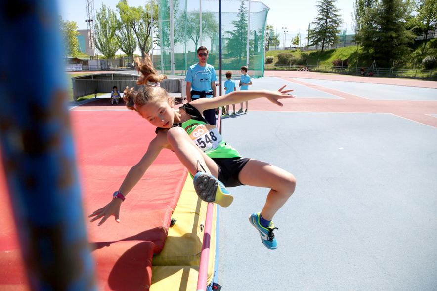 XVIII Trofeo de Atletismo Colegio Base - Imagen de una niña en el salto de altura.