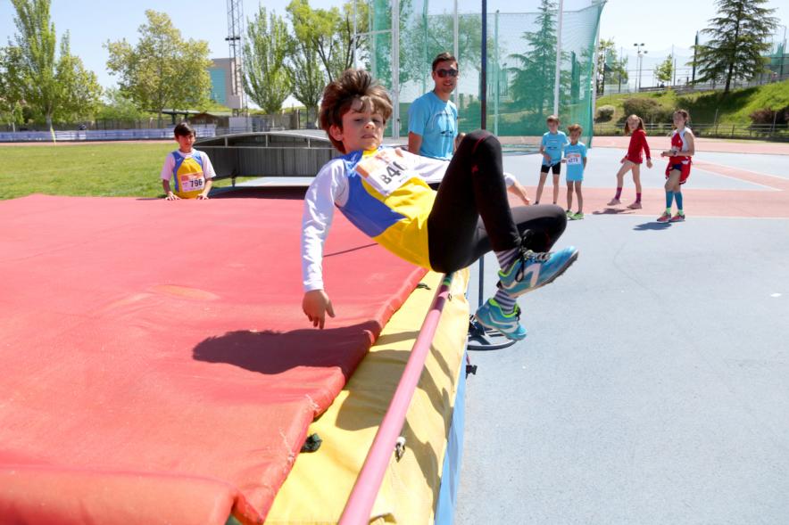 XVIII Trofeo de Atletismo Colegio Base - Imagen de un niño en el salto de altura