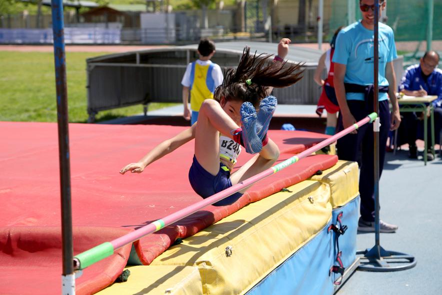 XVIII Trofeo de Atletismo Colegio Base - Imagen de un joven en el salto de altura.