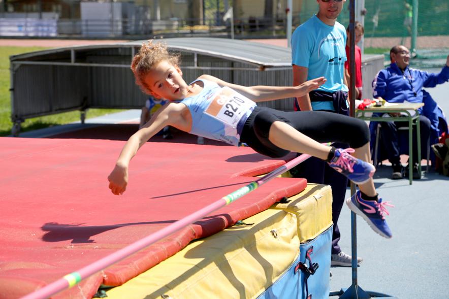 XVIII Trofeo de Atletismo Colegio Base - Imagen de una joven en el salto de altura