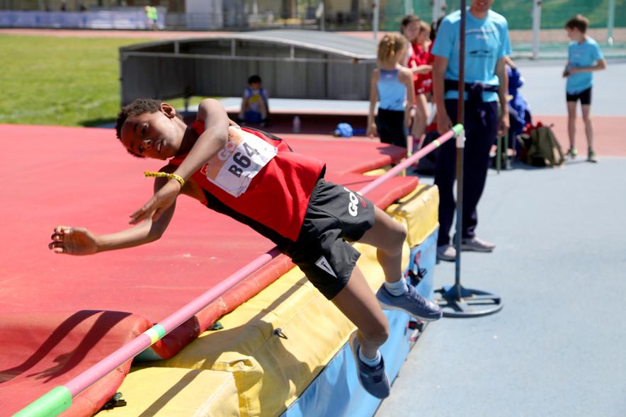 XVIII Trofeo de Atletismo Colegio Base - Imagen de un niño en el salto de altura.