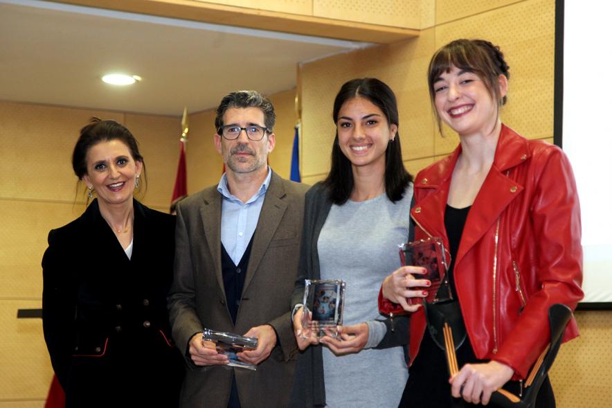 Gala del Atletismo Madrileño - Imagen de la concejal con varios galardonados.