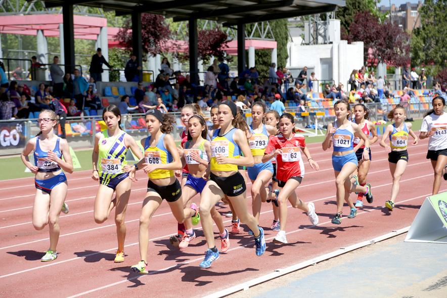 XVIII Trofeo de Atletismo Colegio Base -  Imagen de los corredores  infantiles.
