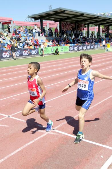 XVIII Trofeo de Atletismo Colegio Base - Imagen de dos niños corriendo.