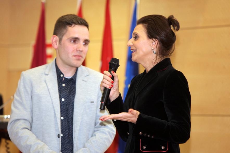 Gala del Atletismo Madrileño - La concejal con un galardonado.