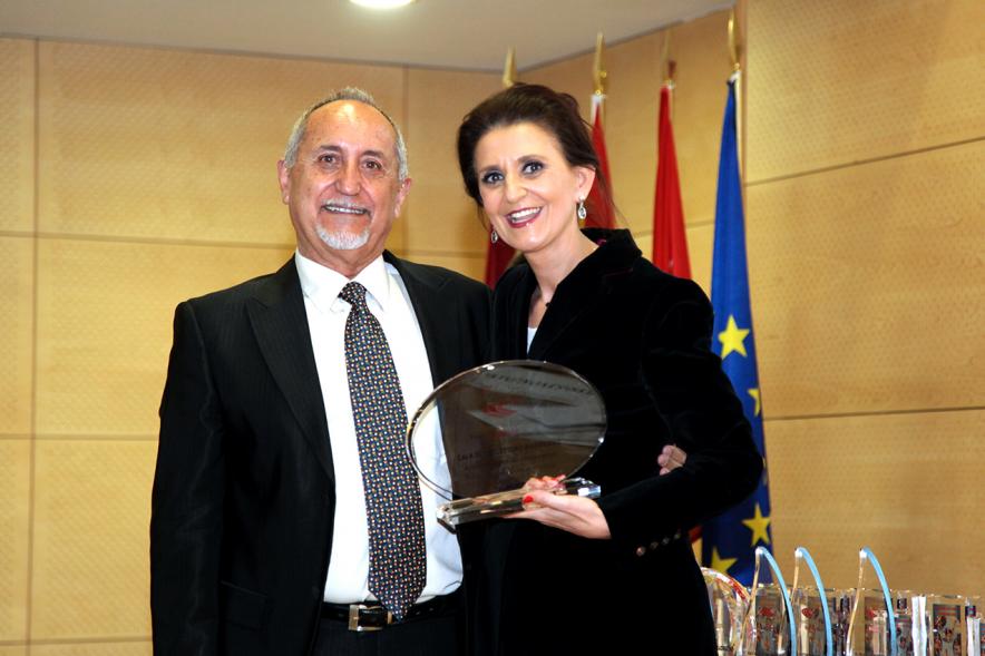 Gala del Atletismo Madrileño - La concejal con un galardonado.