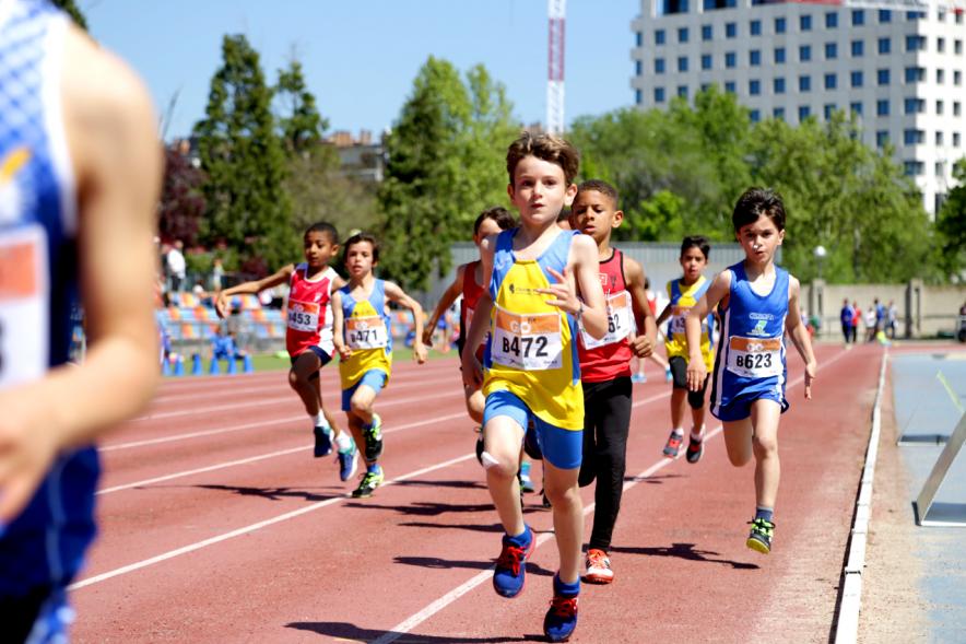 XVIII Trofeo de Atletismo Colegio Base - Primer plano de los corredores infantiles.
