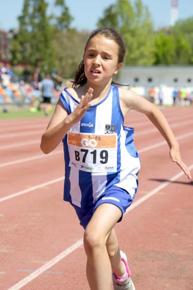 XVIII Trofeo de Atletismo Colegio Base - Primer plano de una corredora infantil.