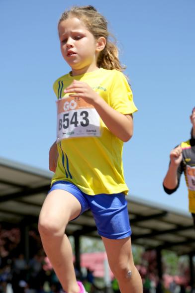 XVIII Trofeo de Atletismo Colegio Base - Primer plano de una corredora infantil.