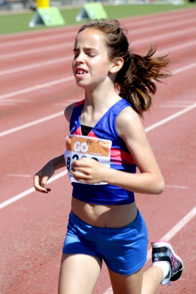 XVIII Trofeo de Atletismo Colegio Base - Primer plano de una corredora infantil.