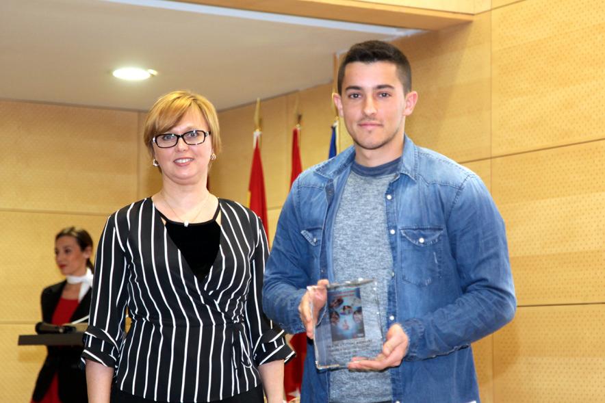 Gala del Atletismo Madrileño -  Primer plano de una autoridad y el galardonado.
