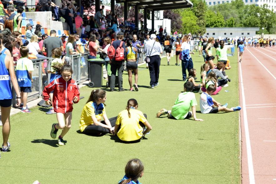 XVIIº Torneo de Atletismo Colegio Base - Equipos preparándose.