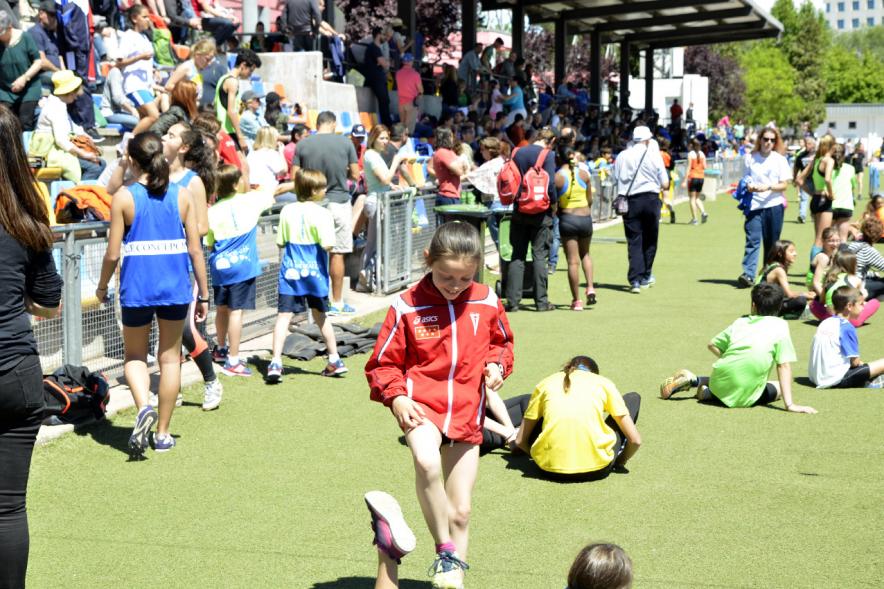 XVIIº Torneo de Atletismo Colegio Base - Equipos preparándose.