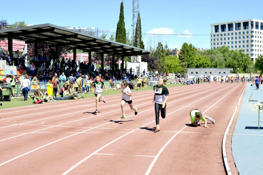 XVIIº Torneo de Atletismo Colegio Base - Las atletas corriendo.