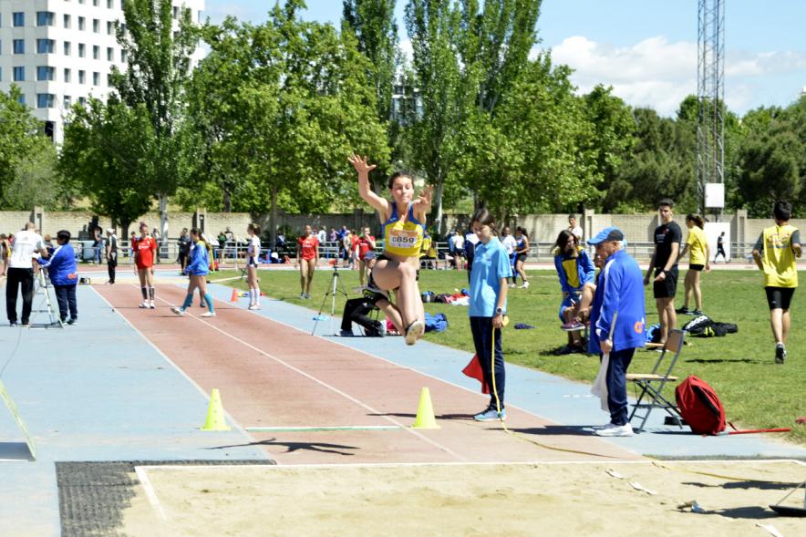 XVIIº Torneo de Atletismo Colegio Base - Una atleta saltando.