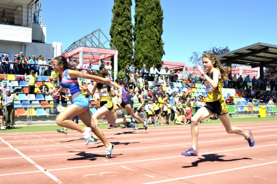 XVIIº Torneo de Atletismo Colegio Base - Las atletas corriendo.