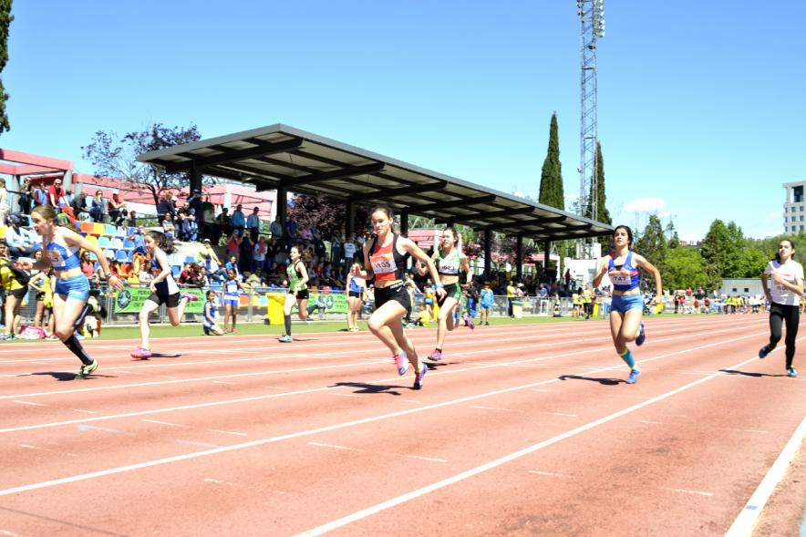 XVIIº Torneo de Atletismo Colegio Base - Las atletas corriendo.