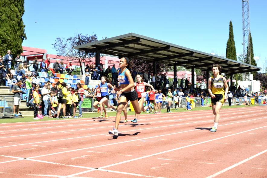XVIIº Torneo de Atletismo Colegio Base - Las atletas corriendo.